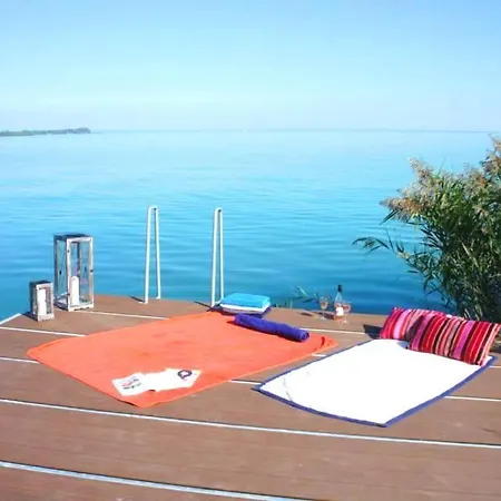 Casa vacanze Vizparti Nyaralo- Beachfront Haven Csopak
