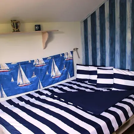 Casa vacanze Vizparti Nyaralo- Beachfront Haven Csopak